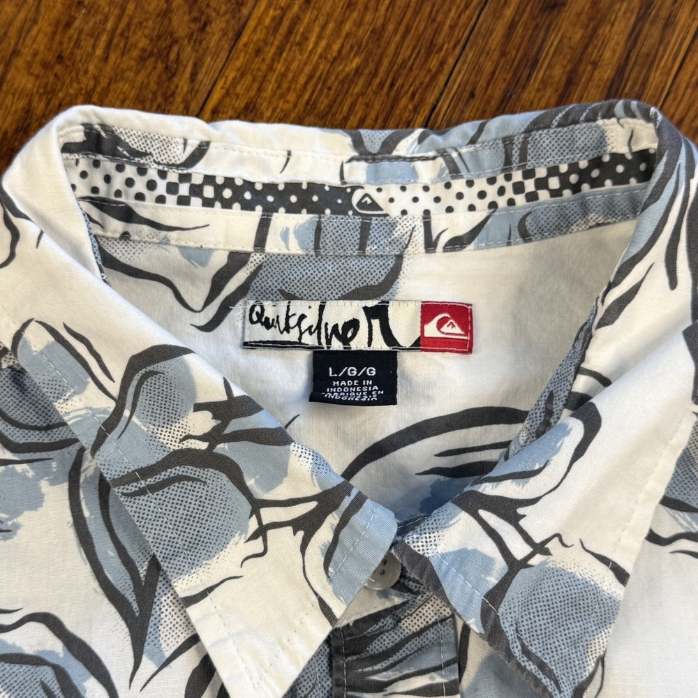 Quicksilver Men's Large Blue/gray Tropical Skull Pattern  Button Up Casual - Picture 3 of 6